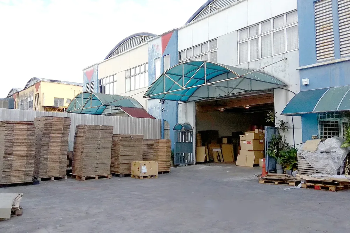 Susunan kotak pindah pelbagai saiz sedia untuk dijual di gudang Quinocycle di Balakong, Selangor