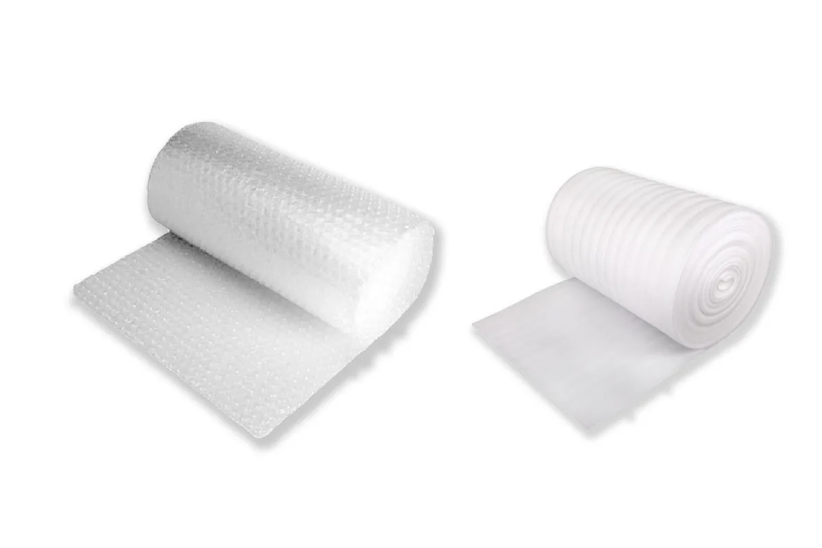 Pinggan dibalut bubble wrap disusun menegak dalam kotak pindah rumah double wall