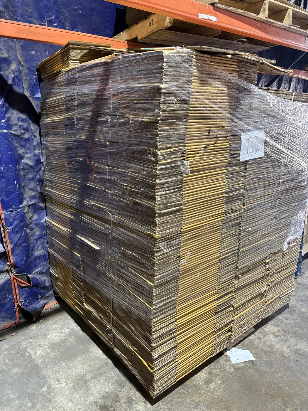Stok kotak pindah atas palet di gudang Quinocycle, dekat sahaja dari Kuala Lumpur